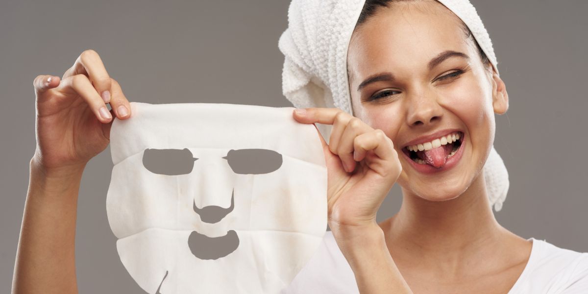 Een dame houdt ons hydro cera-nol collageen gezichtsmasker vast.