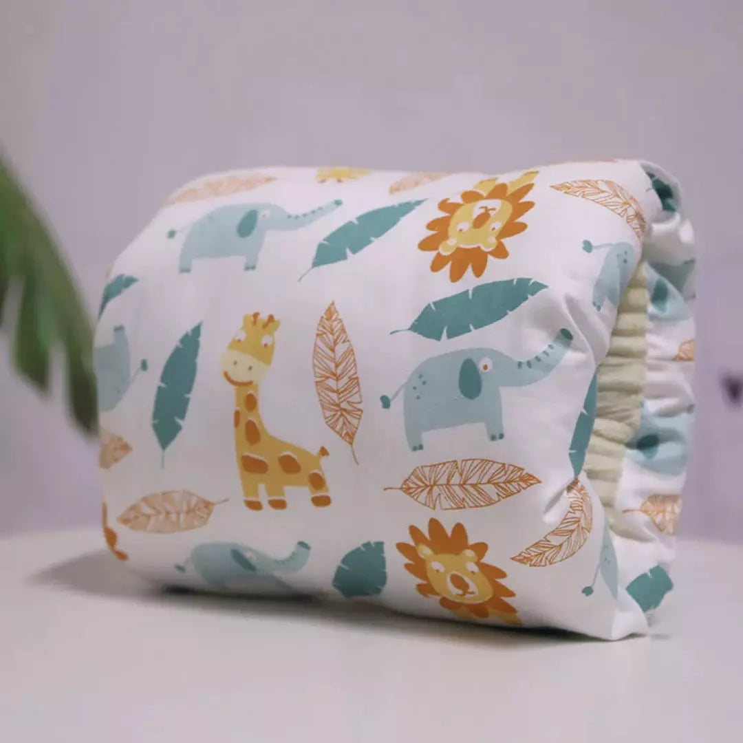 Voedingskussen Arm Baby in het wit met een dierenprint. Perfect voedingskussen voor onderweg.