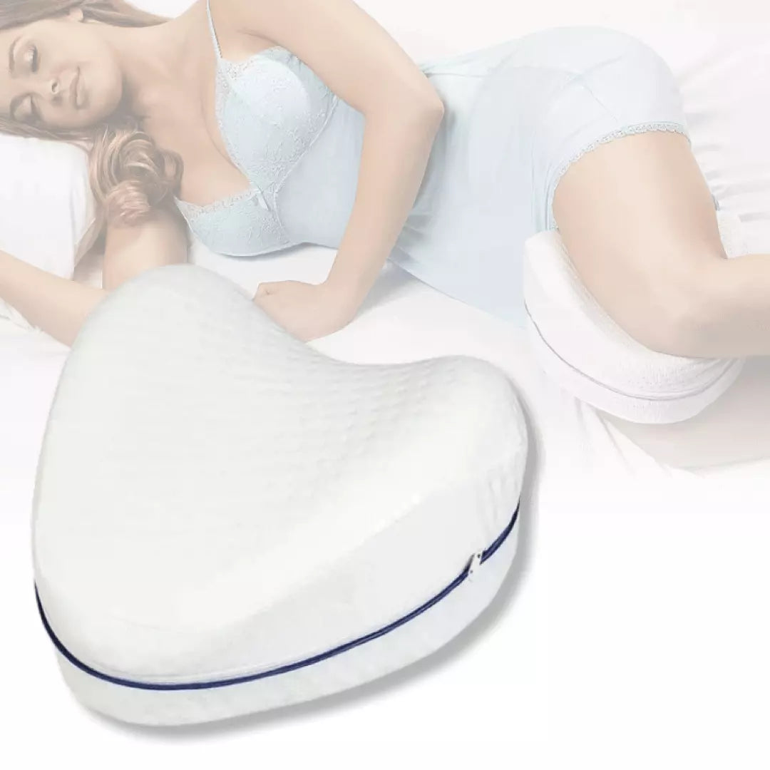 Het orthopedische kniekussen wordt gebruikt door een dame die slaapt.