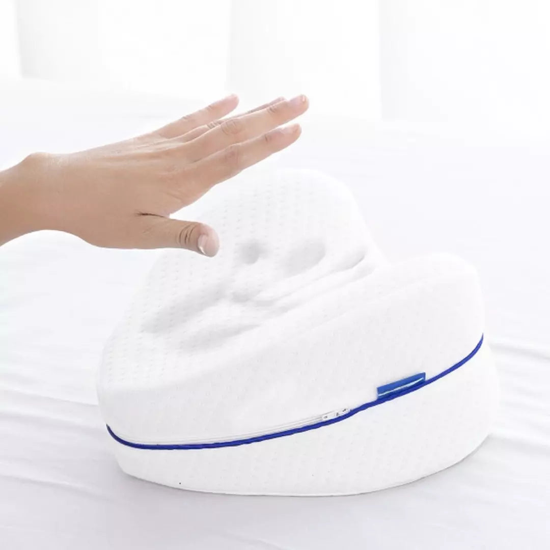 Het orthopedische kniekussen laat de werking van het traagschuim en de memoryfoam zien.