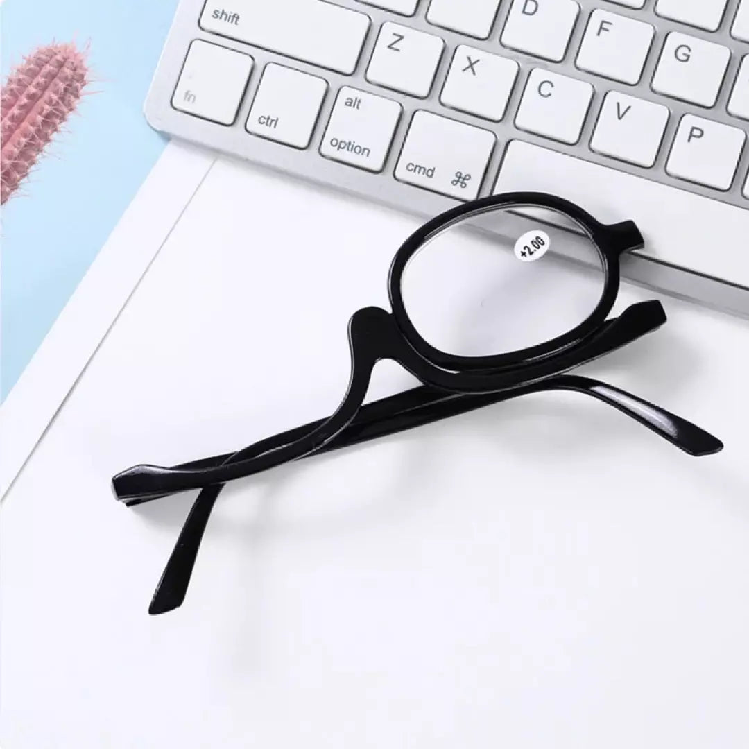 De Beautylens Make-up Bril in de kleur zwart. Deze make-up bril is perfect voor brildragers die gemakkelijk hun make-up aan willen brengen, zonder zicht te verliezen.