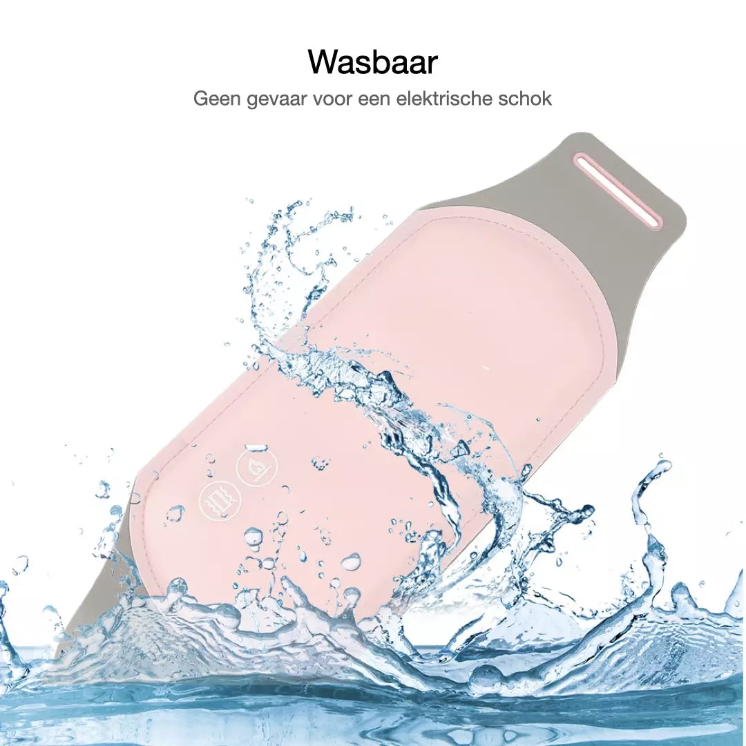 De ZenCycle Menstruatie Verwarmingspad ligt in het water, hierdoor laten we zien dat het kussen wasbaar is en waterproof. Geen risico voor een elektrische schok. Dit verwarmingskussen helpt menstruatie pijn te verminderen, zodat jij pijnloos door jouw menstruatiecyclus kan.