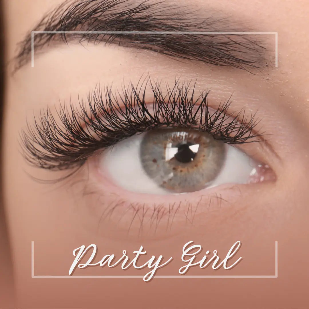 Dit is de Party Girl variant van onze Magnetische Wimpers. Extra lengte voor een opvallend, verlengend effect. Onze magnetische wimpers zijn in vijf stijlen te verkrijgen en we hebben tijdelijk een 1+1 gratis actie. Daarnaast krijg je de applicator voor de magnetische wimpers er ook gratis bij.