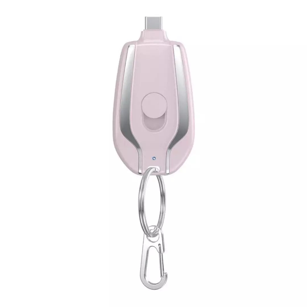 De draagbare sleutelhanger oplader in de kleur roze. De sleutelhanger oplader is verkrijgbaar voor Type-C en iphone apparaten.