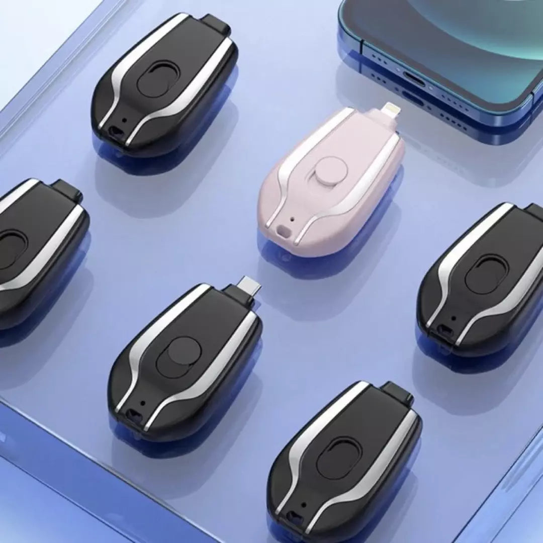 De draagbare sleutelhanger oplader in de kleur zwart en roze. De sleutelhanger oplader is verkrijgbaar voor Type-C en iphone apparaten.