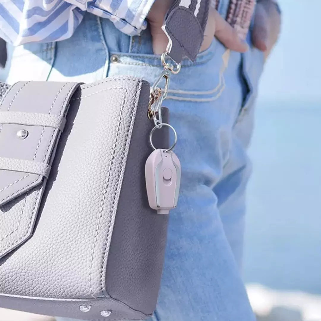 De draagbare sleutelhanger oplader in de kleur roze. De sleutelhanger oplader is verkrijgbaar voor Type-C en iphone apparaten.