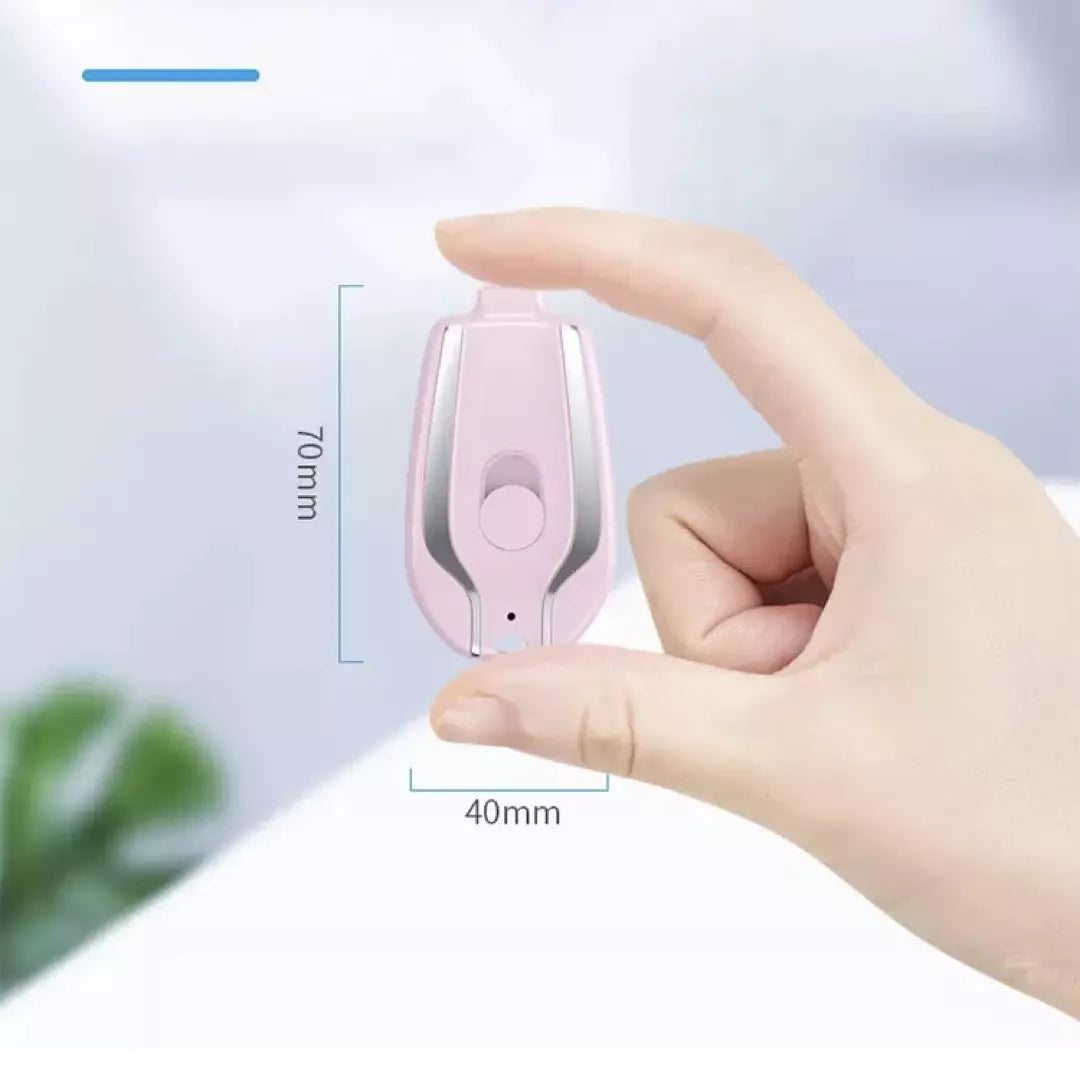 De draagbare sleutelhanger oplader in de kleur roze. De sleutelhanger oplader is verkrijgbaar voor Type-C en iphone apparaten. De afmeting van de sleutelhanger oplader zijn 7cmx4cm.