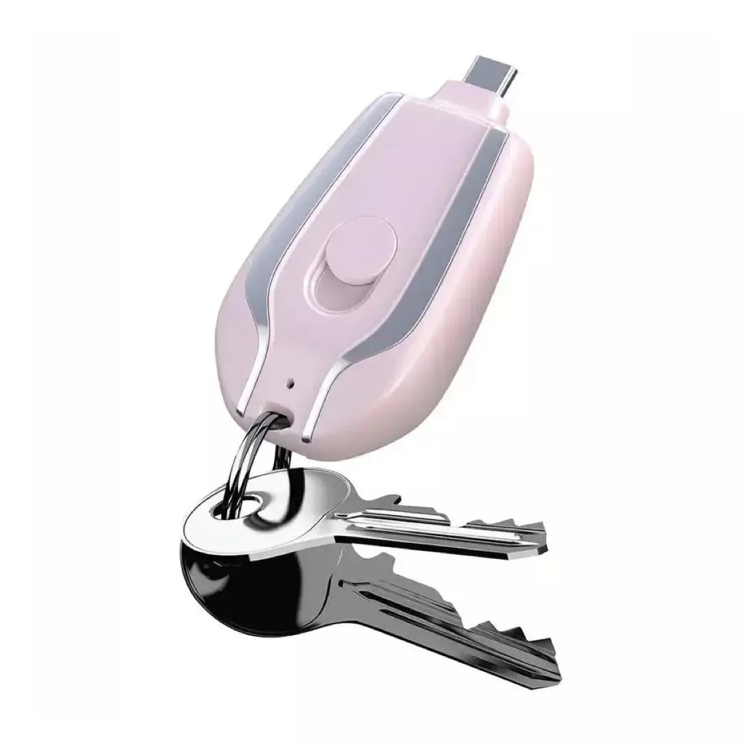 De draagbare sleutelhanger oplader in de kleur roze. De sleutelhanger oplader is verkrijgbaar voor Type-C en iphone apparaten.
