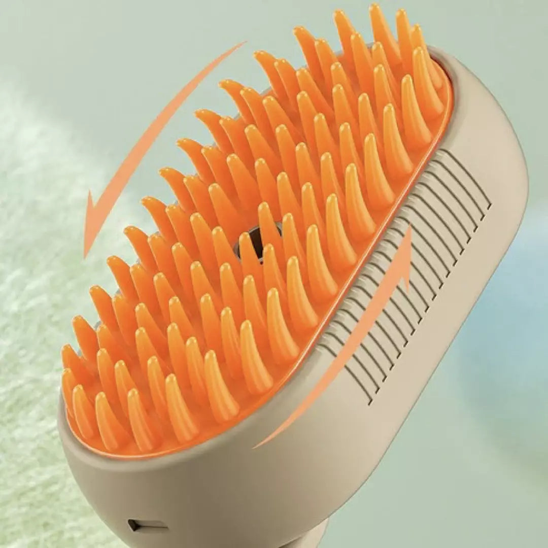 De stoomborstel voor katten en honden in de kleur khaki. De zachte borstelharen van de stoomborstel worden uitgelicht.