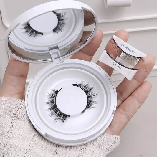 De herbruikbare magnetische wimpers met applicator. De magnetische wimpers zijn in vijf varianten verkrijgbaar. Natuurlijk, volume en glamour, foxy eyes en party girl. Bij de magnetische wimpers krijg je de applicator gratis en tijdelijk ook een 1+1 gratis actie.