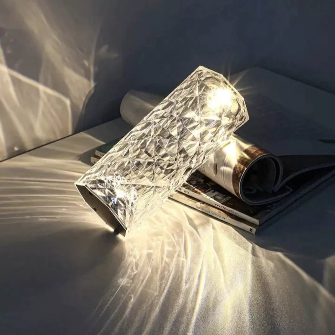De Luminique Led Kristal Lamp staat aan en laat een mooie heldere lichtkleur zien. 