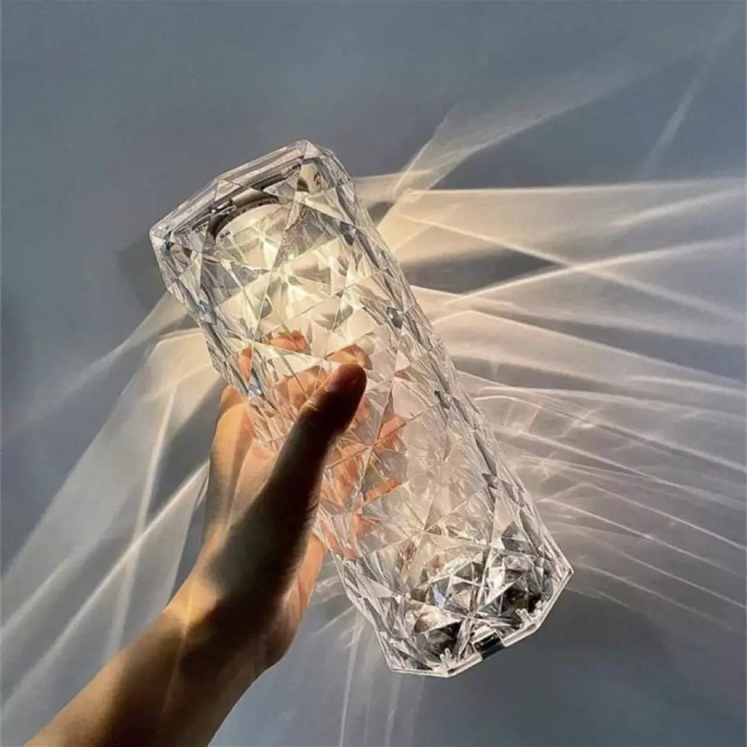 De Luminique Led Kristal Lamp staat aan en laat een mooie heldere lichtkleur zien. 