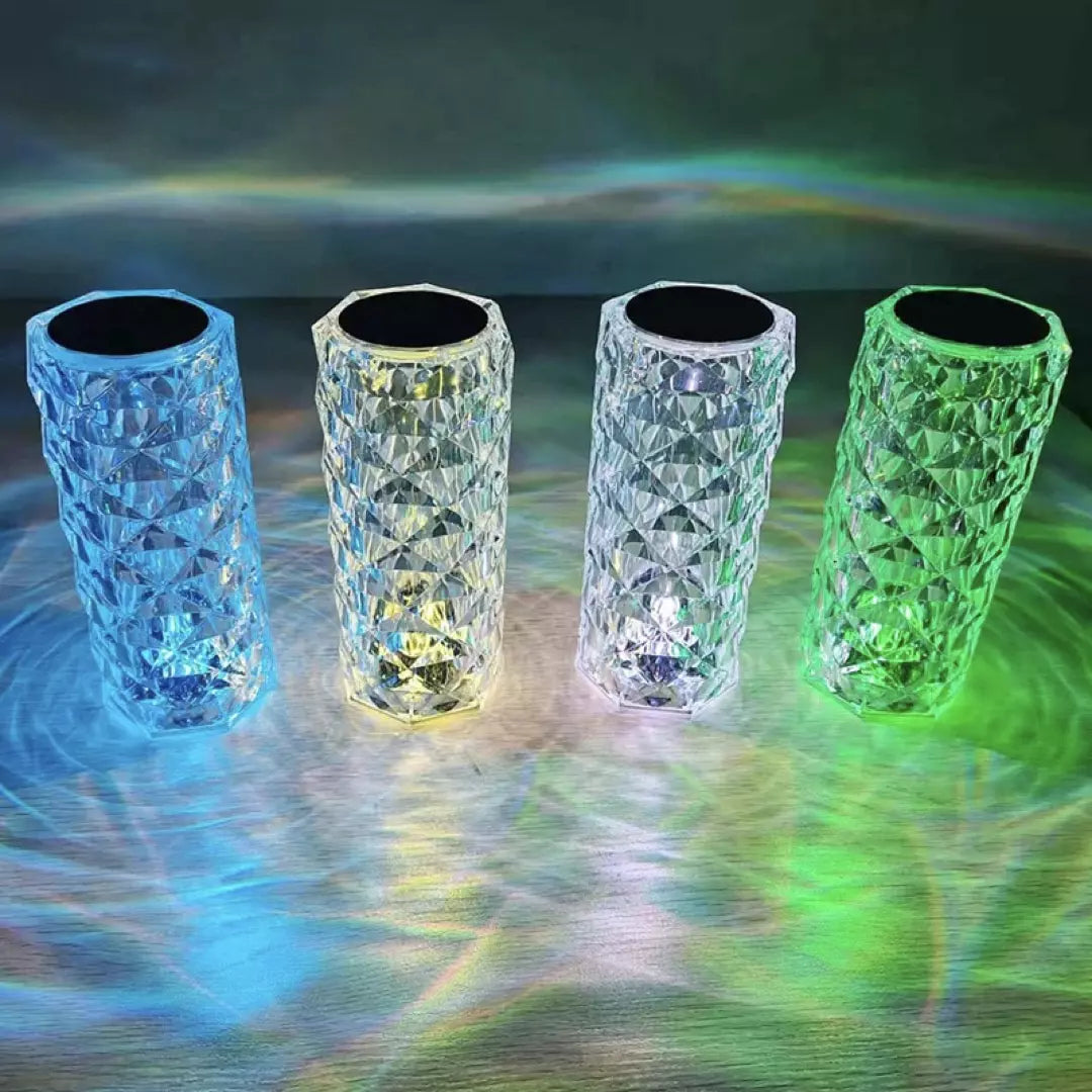 Vier Luminique Led Kristal Lampen staan naast elkaar. De led kristal lamp in de kleur blauw, geel, zilver en groen. 