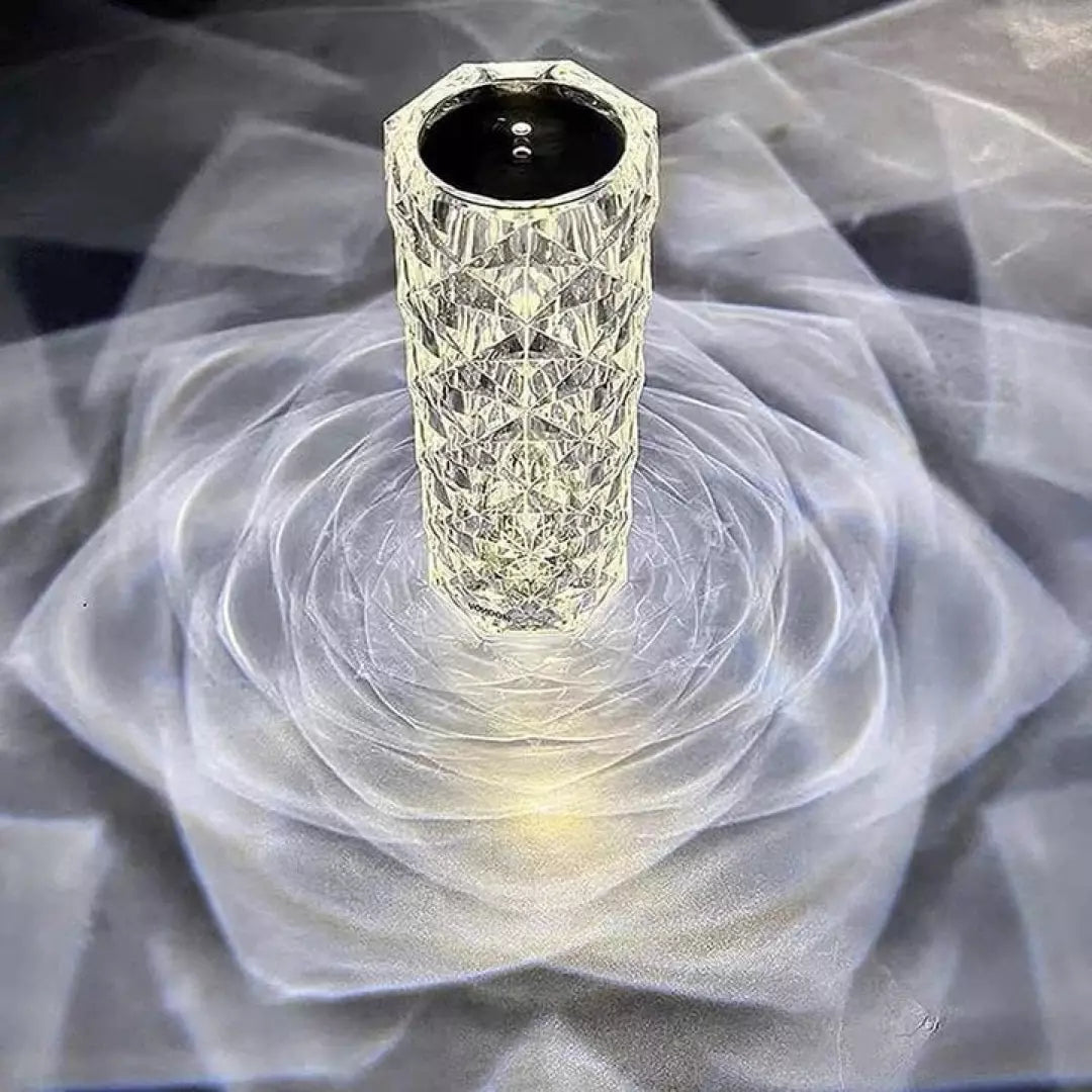 De Luminique Led Kristal Lamp staat aan en laat een mooie heldere lichtkleur zien. 