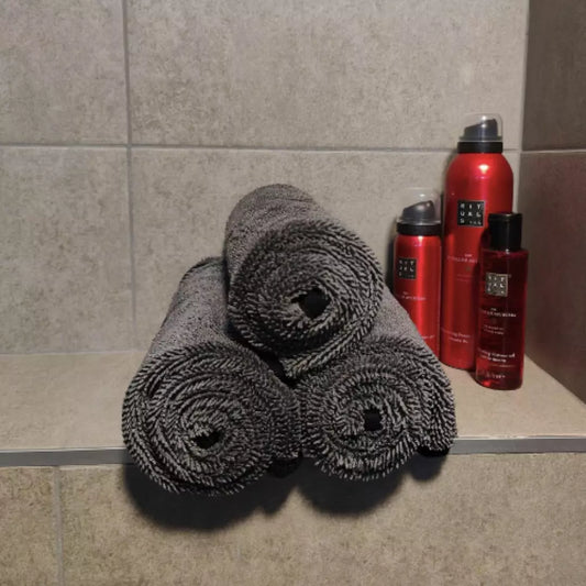 Drie SoftDry Droogdoeken liggen in de badkamer.